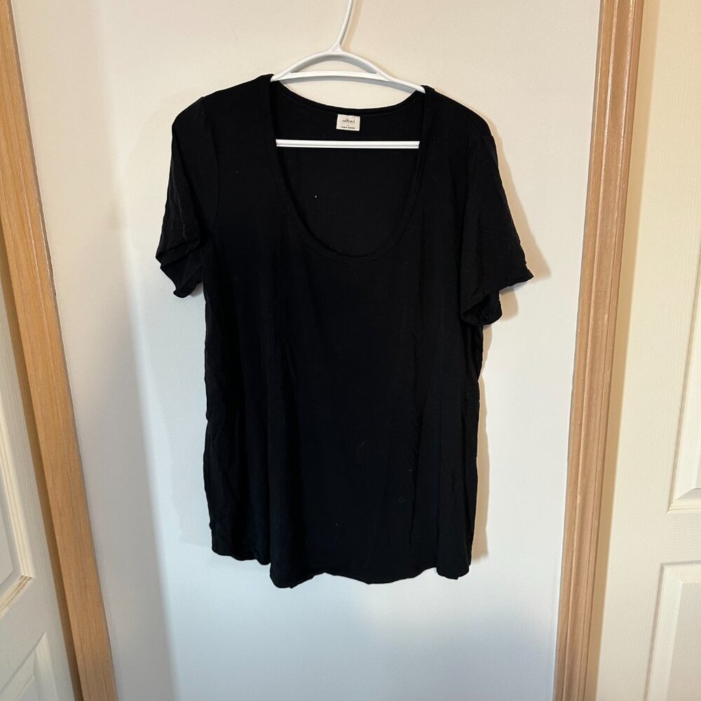 Scoop neck black t-shirt